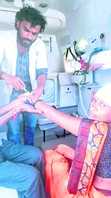 వేర్వేరు చోట్ల ఇద్దరికి పాము కాటు