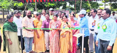 చదువుతోపాటు క్రీడల్లోనూ ప్రతిభ చాటాలి