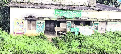 అధ్వానంగా డీఆర్ డిపో భవనం