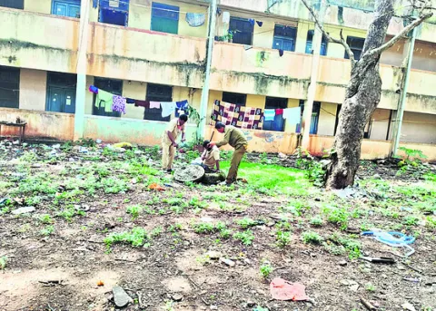 పాత పద్ధతిలోనే డ్రైనేజీ మ్యాన్హోల్ శుద్ధి