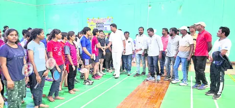 హోరాహోరీగా బ్మాడ్మింటన్ పోటీలు