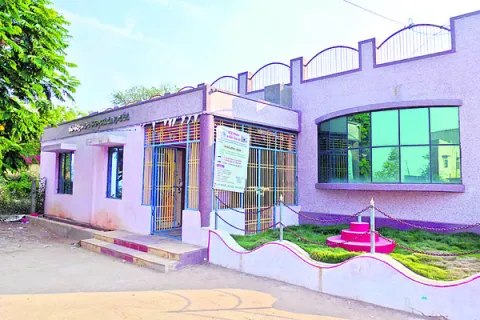 తహసీల్దార్ కార్యాలయంలో కలెక్షన్ కింగ్!