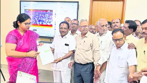 పెన్షనరీ బెనిఫిట్స్ కోసం  కలెక్టర్కు వినతి