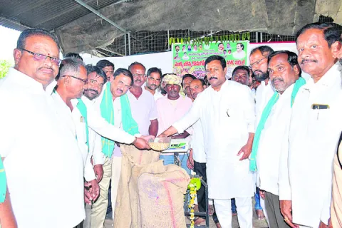 కొనుగోలు కేంద్రాల్లోనే విక్రయించాలి..