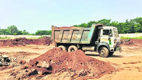 గ్రావెల్ తవ్వకాలపై మైనింగ్, విజిలెన్స్ దాడులు