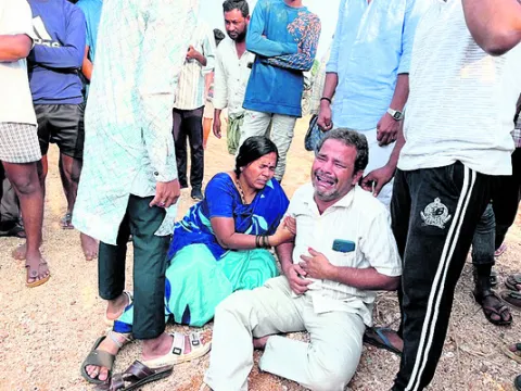 కన్నీటి  పర్యంతం..