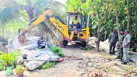 చెరువులో ఆక్రమణలు కూల్చివేత