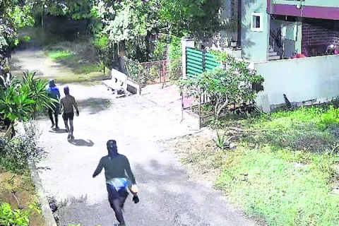 చౌటుప్పల్లో చెడ్డీగ్యాంగ్!