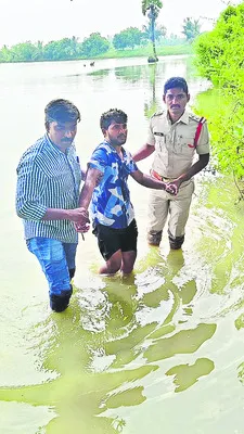 యువకుడిని కాపాడిన ట్రైనీ ఎస్సై