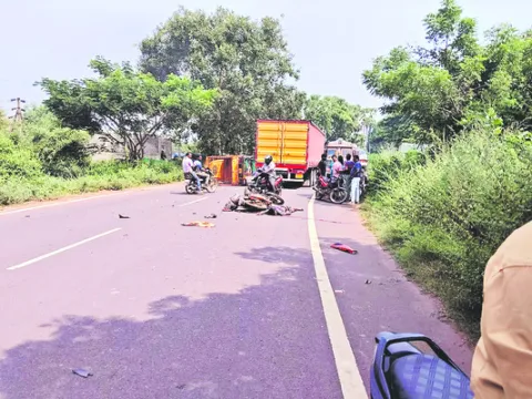 బైక్ను ఢీకొన్న ఆటో