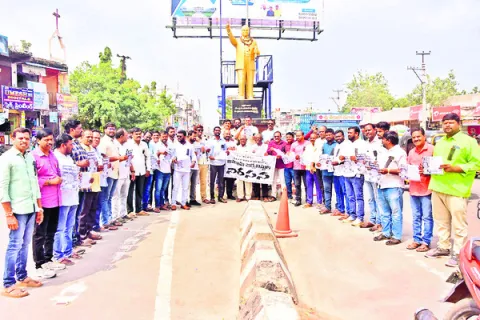 ‘సాక్షి’పై కక్ష సాధింపు తగదు