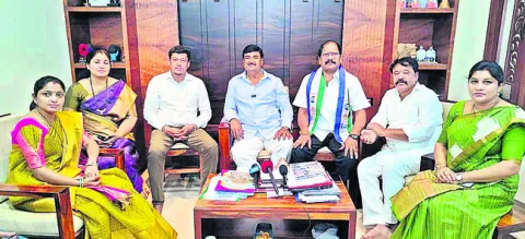 రాజకీయ ఒత్తిళ్లకు పోలీసులు బలికావద్దు