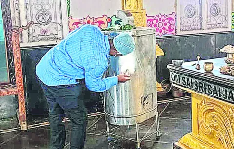 షిర్డీసాయిబాబా మందిరంలో చోరీ