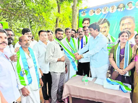 వైఎస్సార్ సీపీలో పలువురి చేరిక
