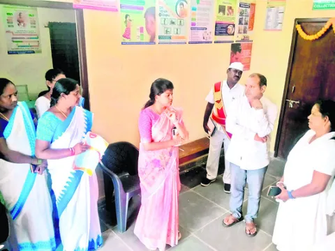 విధుల్లో నిర్లక్ష్యం వద్దు : కలెక్టర్