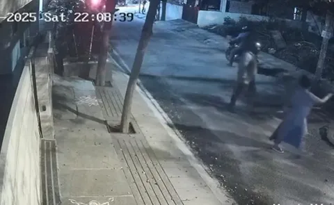 2 Men Rob Bengaluru Women: Chop Fingers With Machete