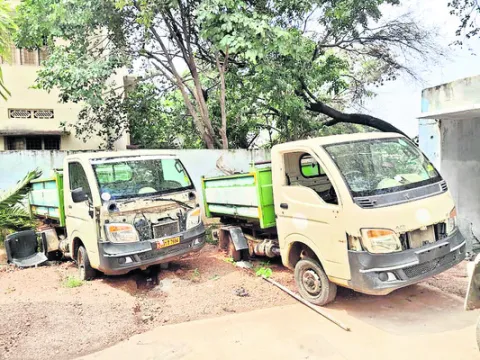మున్సిపాలిటీల్లో వేధిస్తున్న వాహనాల కొరత