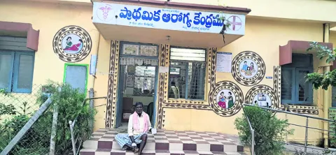 కాలం చెల్లిన మందులిచ్చారని పీహెచ్సీ ఎదుట నిరసన