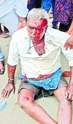 బైక్ను ఢీకొట్టిన కారు