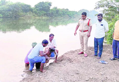 స్వర్ణ వాగులో పడి ఒకరు మృతి