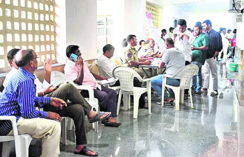 మద్యం టెండర్లకు బారులు