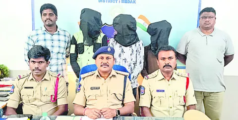 దోపిడీ కేసులో నిందితుల అరెస్ట్