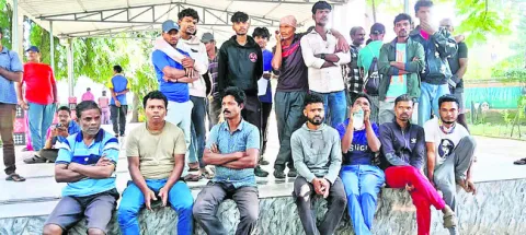 పారిశుద్ధ్య కార్మికుల ఆందోళన