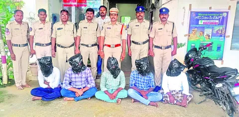 ఐదుగురు ఎర్రచందనం స్మగ్లర్ల అరెస్టు