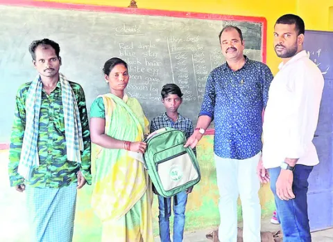 పాములు వద్దు.. పాఠశాల ముద్దు