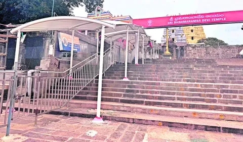 మల్లన్న సన్నిధిలో భక్తులు చల్లన