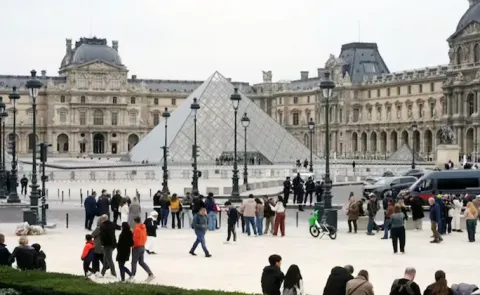In France How Louvre Robbery Was Carried Out