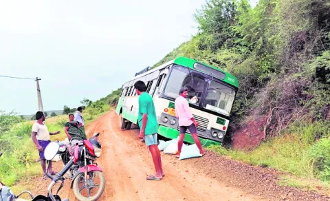 అదుపు తప్పిన ఆర్టీసీ బస్సు