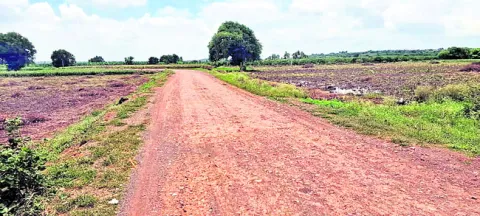 నిలిచిపోయిన రహదారి పనులు