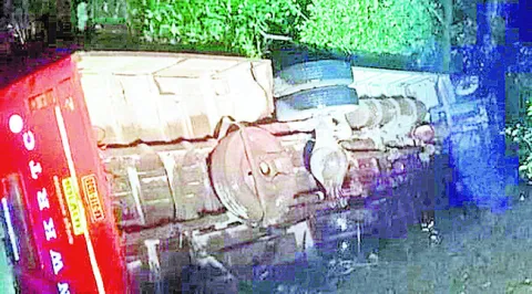 బళ్లారి– కుమటా బస్సు పల్టీ