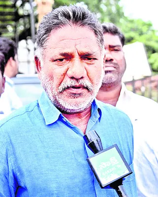 అక్రమ కేసులు వెనక్కి తీసుకోవాలి