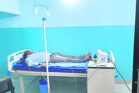 వార్డెన్ ఆత్మహత్యాయత్నం