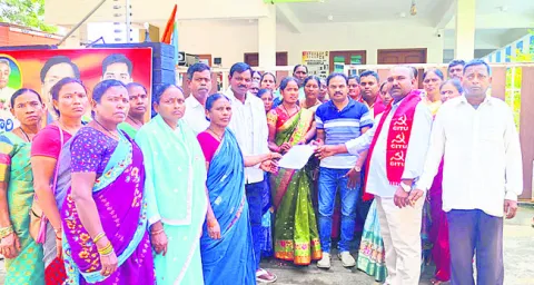 హాస్టల్ వర్కర్ల డిమాండ్లు నెరవేర్చాలి