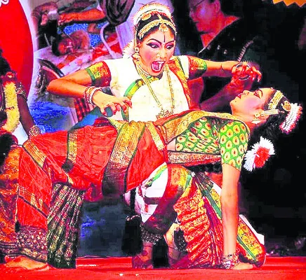 ఖండాంతరాలు దాటిన నృత్య ప్రదర్శన