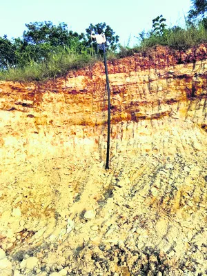 అక్రమంగా గ్రావెల్ తవ్వకాలు