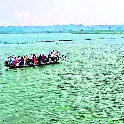 చిలికా సరస్సులో చిక్కుకున్న పడవ