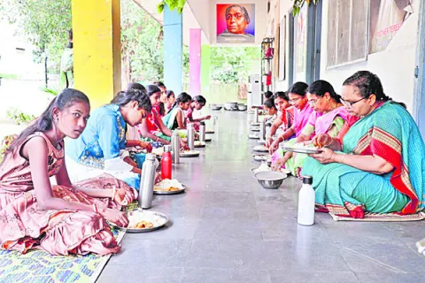 రోల్ మోడల్గా నిలవండి