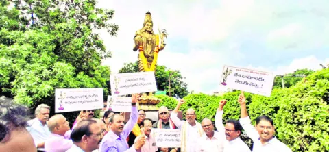అవతరణ దినోత్సవంపై భేషజాలు వీడండి