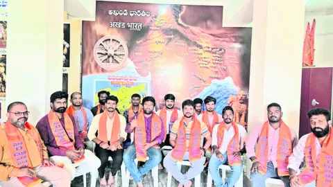 గురుకుల స్కూళ్లకు కొమురంభీం పేరు పెట్టాలి