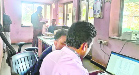 చెక్పోస్టులో ఏసీబీ సోదాలు