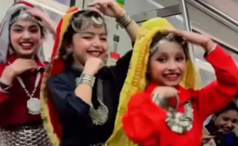 In Delhi Metro Girls Dance On Pehla Pehla Pyaar Hai Video Goes Viral