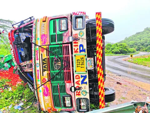 లారీ బోల్తా