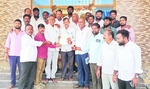 వెంటనే రోడ్లకు మరమ్మతులు చేపట్టాలి