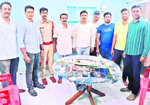 జోరుగా.. మూడు ముక్కలాట