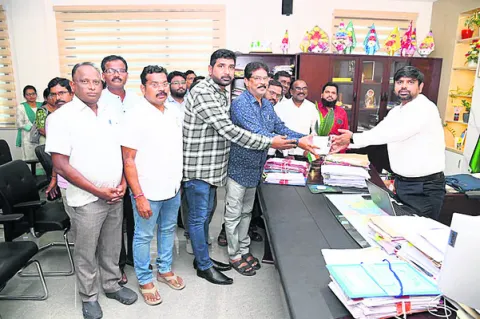 వార్డెన్ను వేధించిన అధికారులపై చర్యలు తీసుకోవాలి