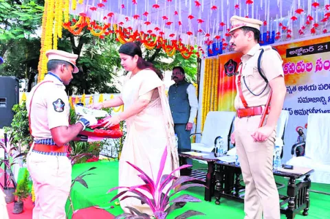 పోలీసు అమరవీరుల సేవలు చిరస్మరణీయం